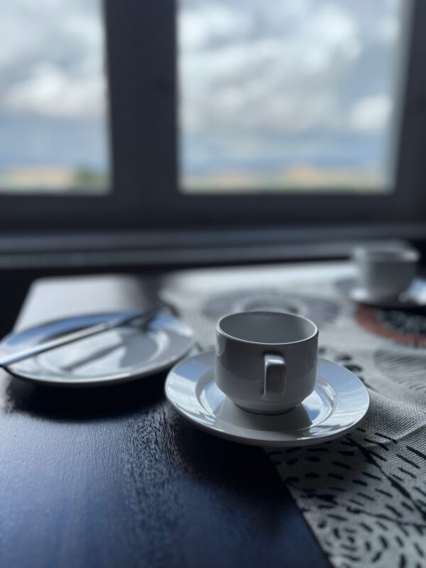 genießen Sie ein frisch zubereitetes Frühstück mit direktem Blick auf den Stausee