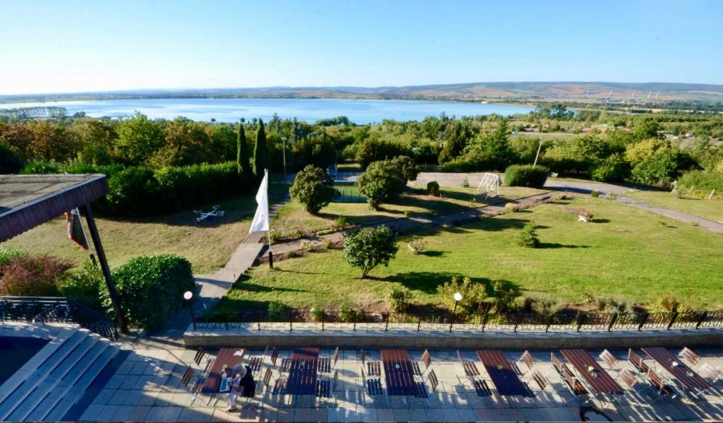 Stausee und Terrasse