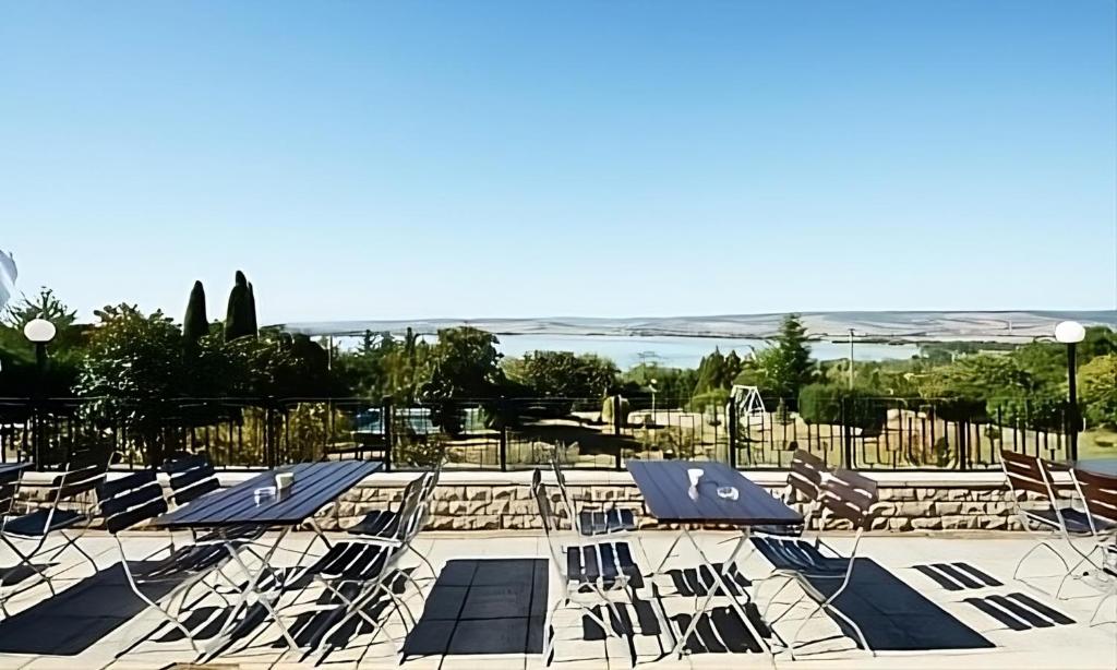 Terrasse mit Blick auf den Stausee